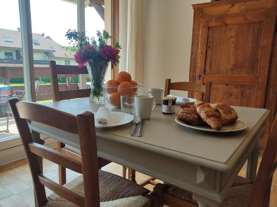 Bel Appartement Au Calme A 5 Minutes Du Village Menthon-Saint-Bernard Luaran gambar