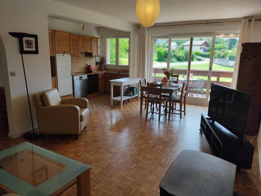 Bel Appartement Au Calme A 5 Minutes Du Village Menthon-Saint-Bernard Luaran gambar